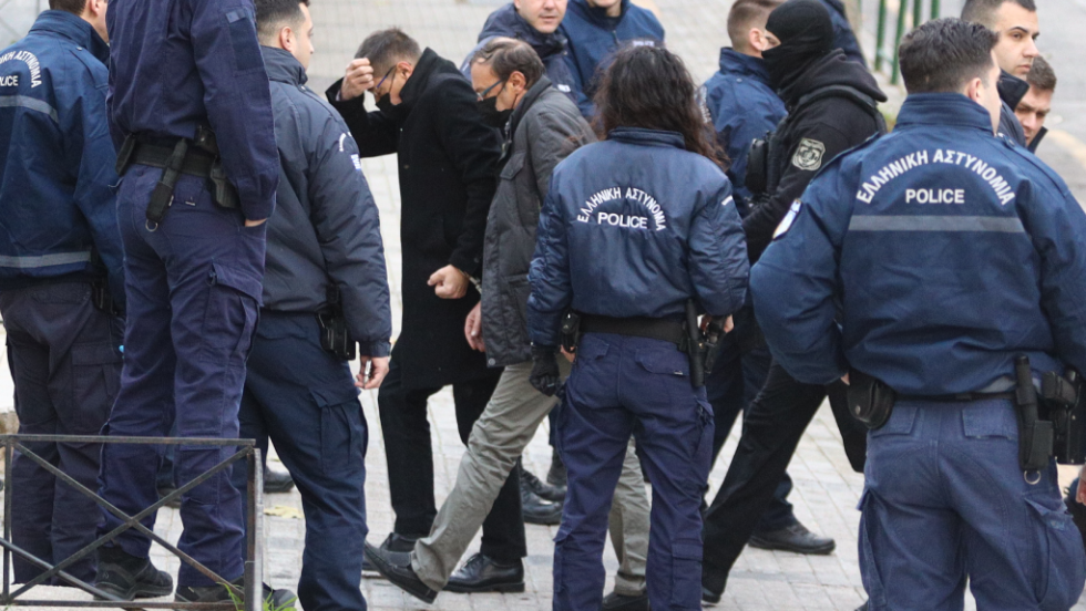Κατηγορούμενοι στη δίκη για τους παιδοβιαστές προσάγονται στο δικαστήριο